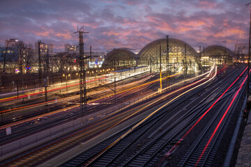 Zugverkehr am Abend in Dresden, Hauptbahnhof