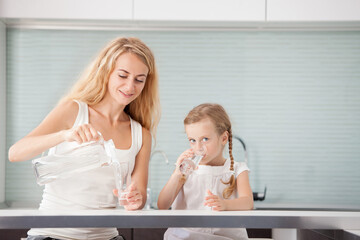 Obraz na płótnie Canvas Child with mother drinking water