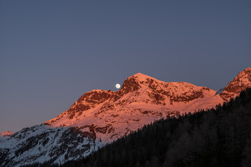Fototapeta premium moonrise over the swiss alps