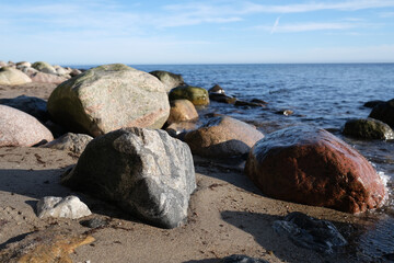 Fototapeta na wymiar Blaues Meer und Felsen am der Ostsee