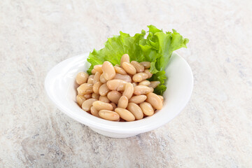 White canned beans for vegan suisine
