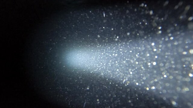 Lichtstrahl unter Wasser, viel Plankton und Mikroplastik	