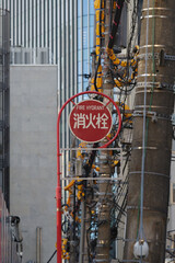 斜めに立った電柱が幾重にも建ち並ぶ。東京都赤坂2丁目から見える街並