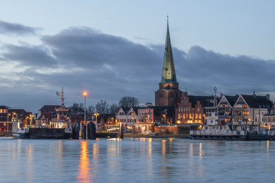Germany, Schleswig-Holstein, Lubeck, Skyline of Travemunde at dusk
