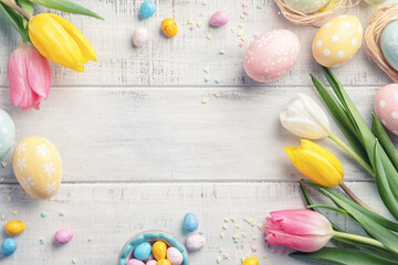 Naklejka premium Happy easter background with bunnies, eggs, candies flowers