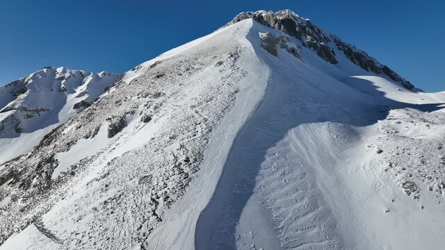 Il monte Terminillo dell'appennino dell'Italia Centrale.
La vetta della montagna coperta da neve fresca.