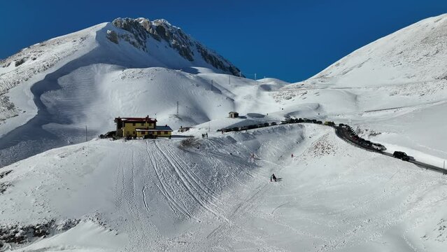 Il monte Terminillo dell'appennino dell'Italia Centrale.
La vetta della montagna coperta da neve fresca.