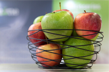 Äpfel, grün, rot, bio, Küchentisch - 482358521