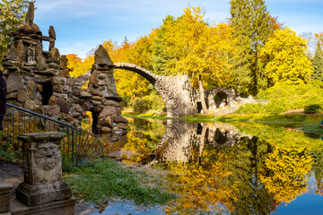 Spiegelung der Bogenbrücke im Rakotzsee