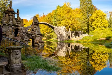 Photo sur Plexiglas Le Rakotzbrücke Spiegelung der Bogenbrücke im Rakotzsee