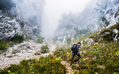 Randonn&eacute;e en montagne raide dans la brume, Chartreuse, 