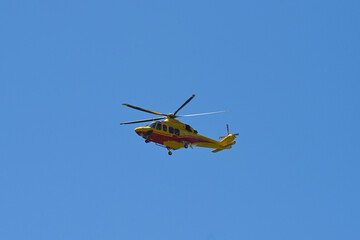 elicottero soccorso in volo volare