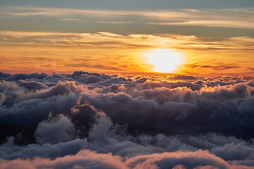 Puesta de sol sobre mar de nubes en Sierra de las Nieves