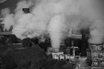 Fototapeta na wymiar fabrica echando humo
