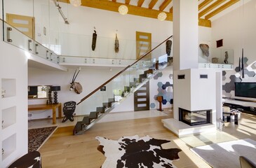 Ekskluzywny salon z kominkiem w domu jednorodzinnym © arteffect.pl