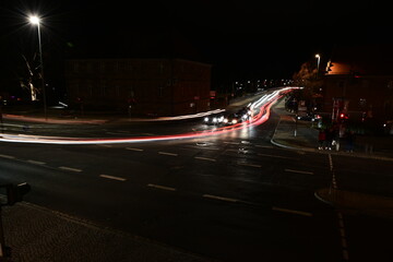 Schweinfurt bei Nacht, Leuchtstreifen von Autos Kreuzung Maxbr&uuml;cke