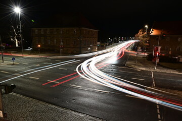 Schweinfurt bei Nacht, Leuchtstreifen von Autos Kreuzung Maxbrücke