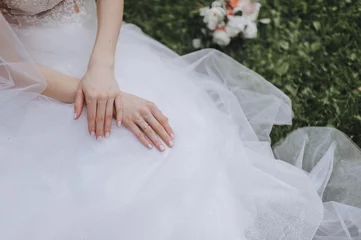 Foto op Plexiglas gentle touches of the bride's hand close-up © Юлия Чернецкая