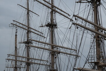 帆船の4本のマスト