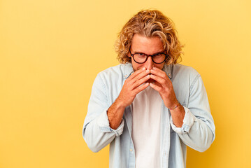 Young caucasian man isolated on yellow background making up plan in mind, setting up an idea.