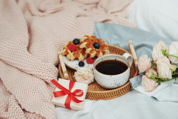 Obraz na płótnie Canvas Romantic breakfast in bed