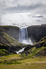 Der Svöðufoss Wasserfall samt Gletscher auf Island