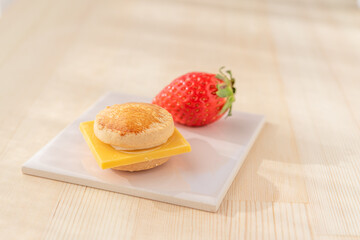 チーズバーガーのお菓子といちご	