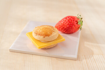 チーズバーガーのお菓子といちご	