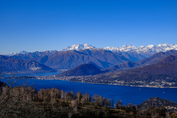 Catena del Monte Rosa vista dalla sponda lombarda del Lago Maggiore