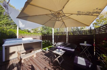 Stylowe jacuzzi przy domu jednorodzinnym