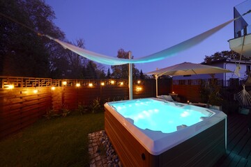 Stylowe jacuzzi przy domu jednorodzinnym