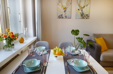 Odnowiona kuchnia i jadalnia w nowoczesnym mieszkaniu - obrazy, fototapety, plakaty