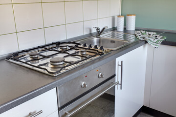 Odnowiona kuchnia i jadalnia w nowoczesnym mieszkaniu