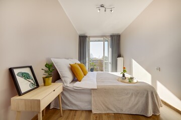Słoneczna sypialnia w nowym mieszkaniu - obrazy, fototapety, plakaty