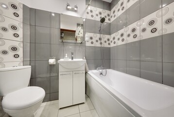 Fototapeta na wymiar Elegancka łazienka w odnowionym mieszkaniu