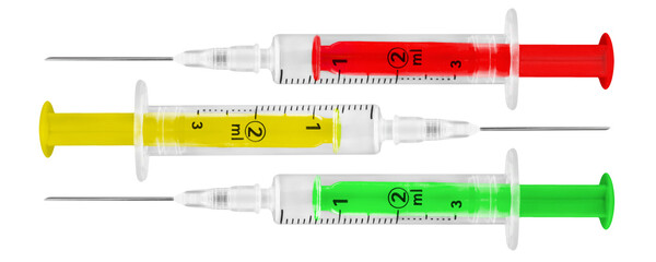Corona Pandemie Impfung und Symbolik mit drei Spritzen rot grün gelb auf weissem Hintergrund