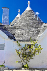 Trulli in Alberobello, Apulien, Italien unter blauem Himmel