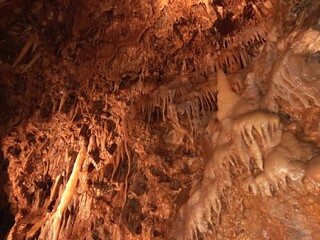 Grotte présentant des stalactites et des stalagmites