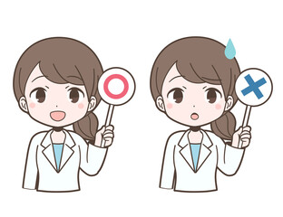 白衣姿で丸とバツを持つ若い女性