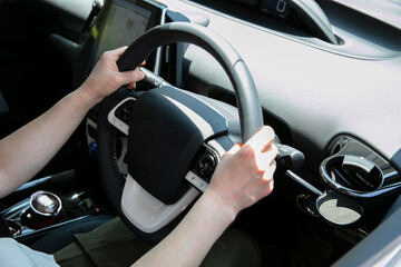 車のハンドルを握る手