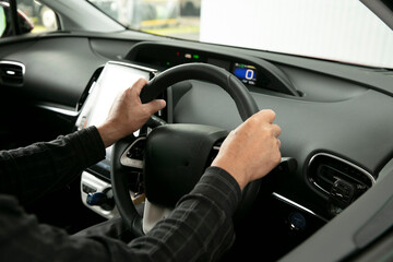 車のハンドルを握る手