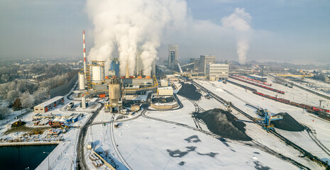 Kopalnia węgla kamiennego w przemysłowym mieście na Śląsku w Polsce zimą, panorama z lotu...