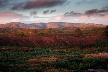 montanhas ao amanhecer
