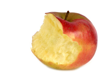 Pomme croquée en gros plan sur fond blanc
