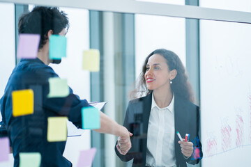 Obraz premium business women beard shaking hands man in conference room, concept finance market partnership stock trading stock trading