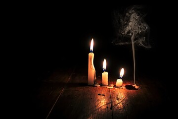 velas sobre uma mesa de madeira