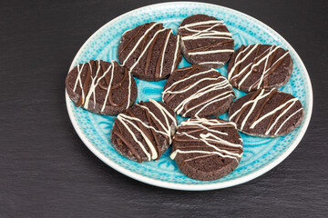 chocolate and peppermint cookies with chocolate drizzle - 482414100