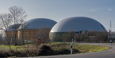Biogasanlage zur Stromerzeugung und Energiegewinnung - obrazy, fototapety, plakaty