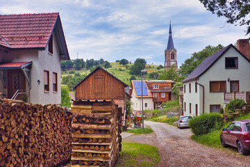 Kirchturm, Straße und Weg in Unterbodnitz bei Kahla, Wanderweg im Saale Tal mit Kirche,...