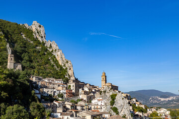 Obraz premium Villa Santa Maria e Colledimezzo sullo sfondo
